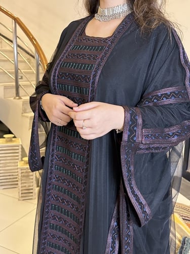 دمج جميل بين النشل النجدي والتطريز الجنوبي