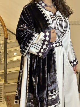 جلابيه من الحرير السكري بالتطريز الليلكي مع شال مخ...