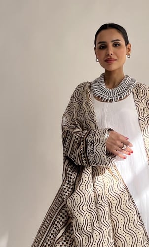 عبايه ساري 3- بيج و اسود