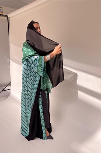 4 - Aura Abaya