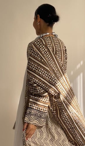 عبايه ساري 3- بيج و اسود