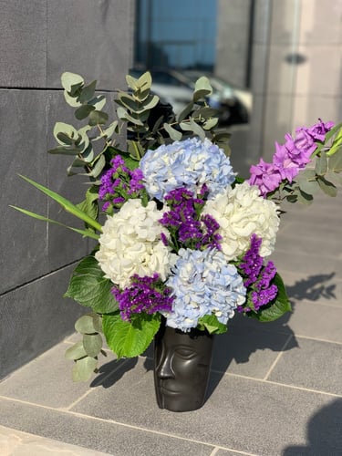 مجموعه من ازهار الهايدرنجا على فازه