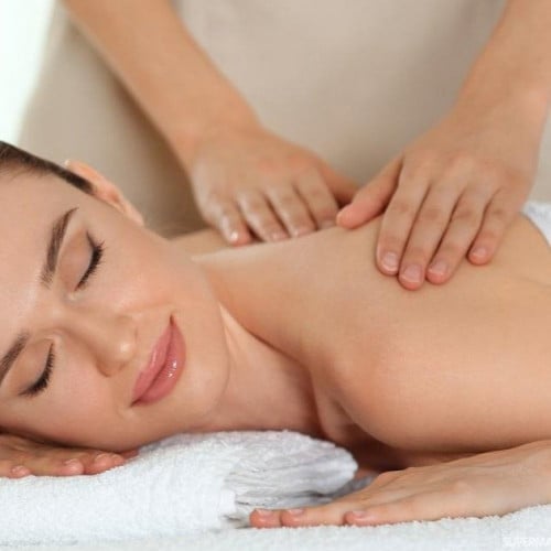 مساج استرخائي لمدة ساعة + بديكير و منيكير + حمام م...