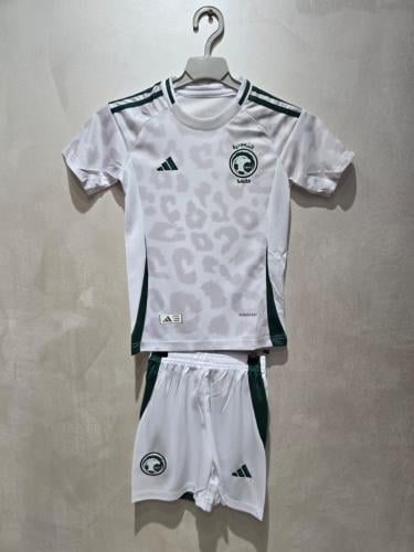 طقم المنتخب السعودي 2026 ابيض شبابي