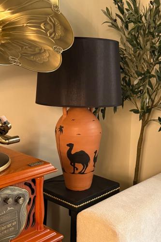 اباجورة فخار بطابع تراثي ( أسود )