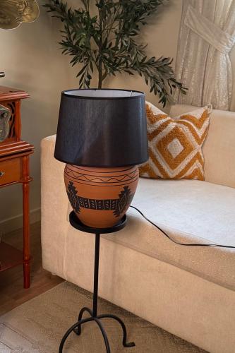 اباجورة بتصميم تراثي أسود