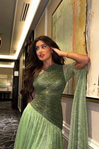 فستان سهرة زيتي بأكمام كيب لامع زم خصر