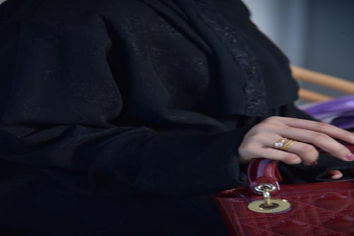 عباية سحاب لون اسود مورد