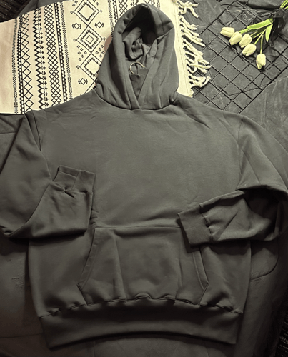هودي أسود آوفرسايز مطرز - حسب الطلب -