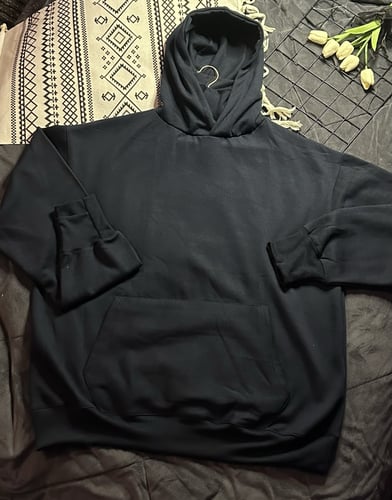 هودي أسود آوفرسايز مطرز - حسب الطلب -