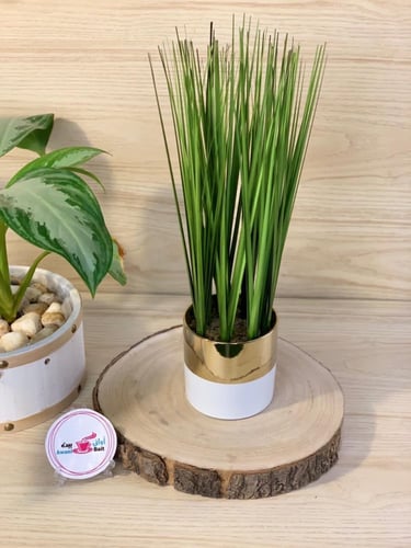 شجرة صناعية مع فازة