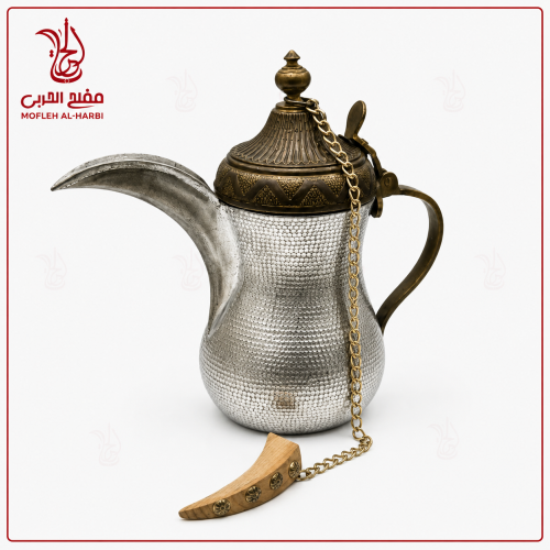 دلة قهوة عربية تقليدية واحدة، وهي قطعة فنية تعكس ا...