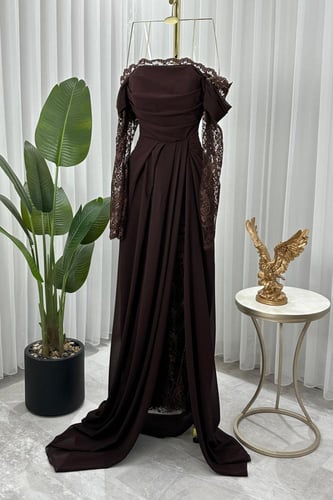 فستان سهرة بني بلمسات من الدانتيل