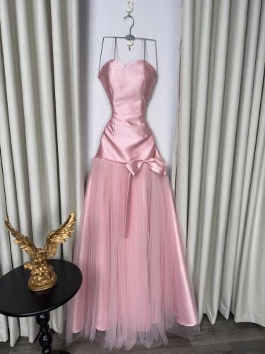 فستان سهرة وردي مزين بفيونكة