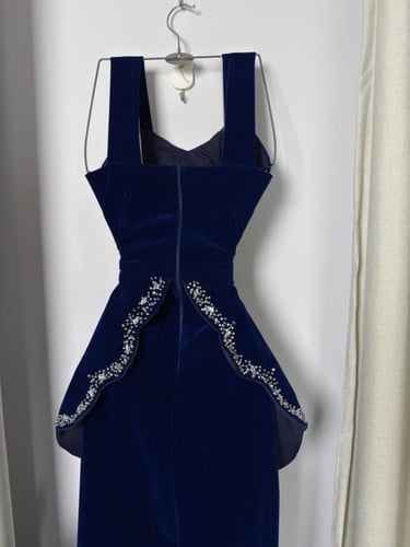 فستان سهرة نيلي مزين بكريستالات