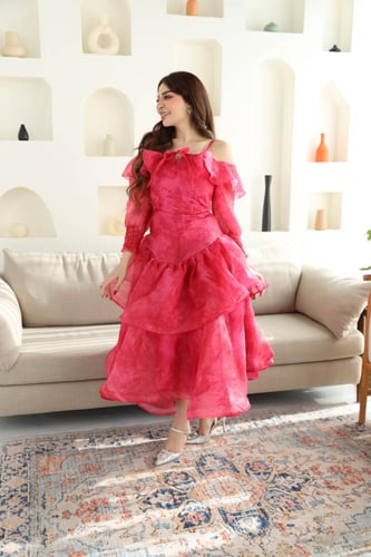 فستان فوشي بتصميم مميز