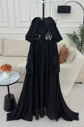 فستان اسود بلمسات من الدانتيل