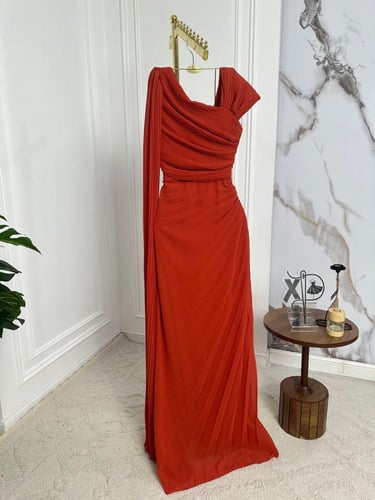 فستان بليسيه مميز باللون الاورنج