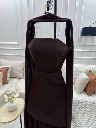 فستان بني ناعم بتصميم انيق