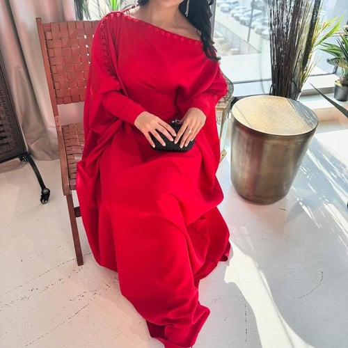 جلابية فضفاضة مزينة بأزرار