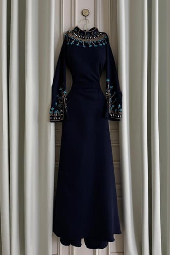 جلابية سوداء بتطريز مميز