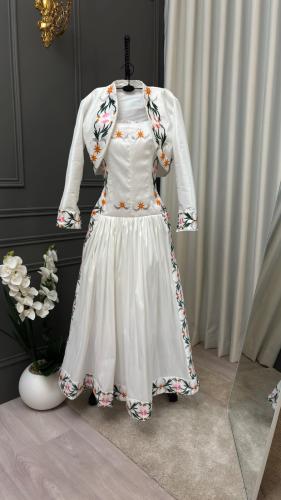 فستان ابيض انيق بتطريز كمبيوتر