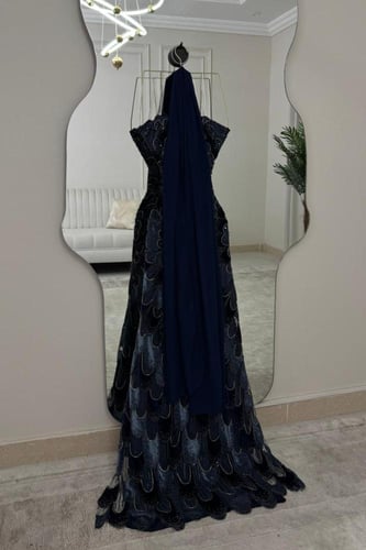 فستان سهرة فاخر بتفاصيل انيقة