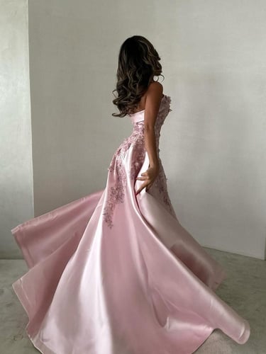 فستان وردي انيق عاري الكتف مميز بذيل