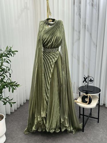 فستان سهرة بليسيه بياقة مميزة