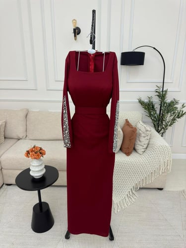 فستان ناعم مميز بتطريز على الاكمام