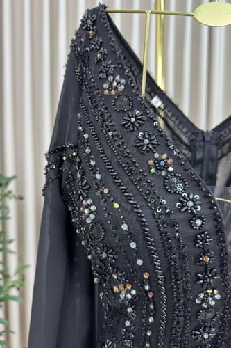 فستان سهرة انيق بأكمام مميزة