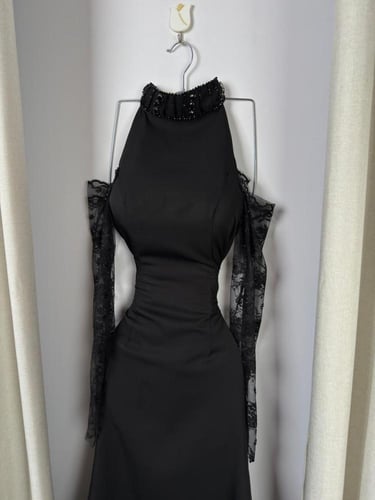 فستان سهرة اسود بياقة عالية