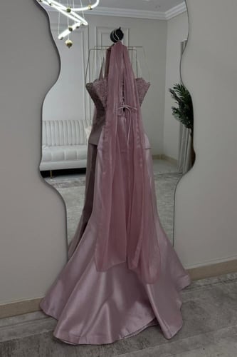 فستان سهرة وردي بتصميم انيق