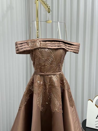 فستان سهرة انيق بتطريز مميز