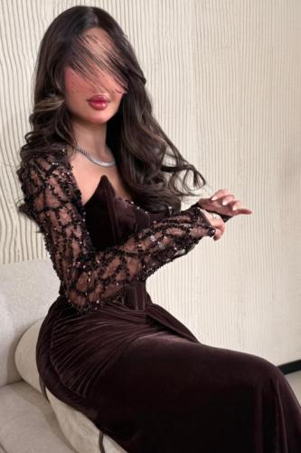 فستان سهرة بني من المخمل