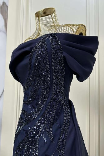 فستان كحلي انيق عاري الكتف مميز بتطريز