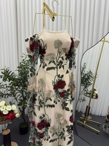 فستان ناعم مورد عاري الكتف