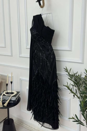 فستان اسود انيق مطرز ومزين بريش