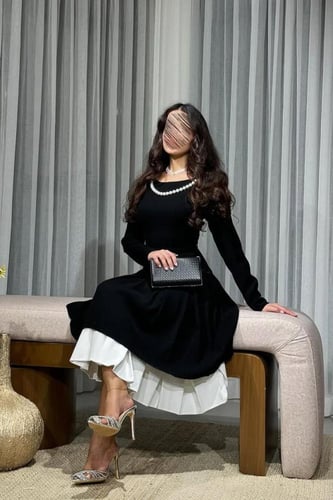 فستان اسود ميدي مزين بلؤلؤ