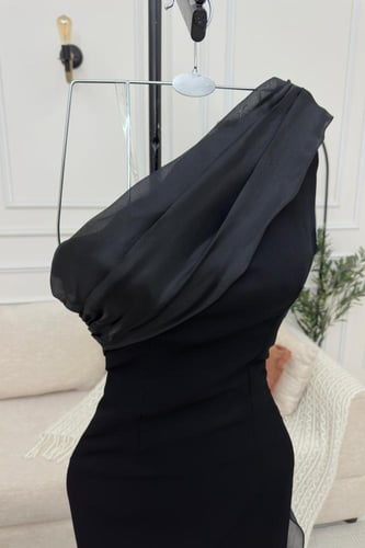 فستان اسود ناعم بكتف واحد