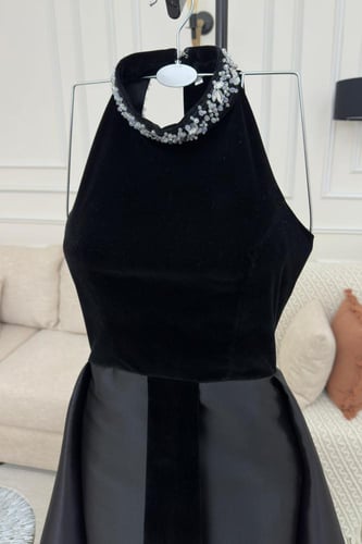 فستان اسود بفتحة ظهر مميزة