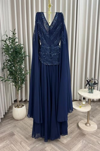 فستان سهرة انيق بأكمام مميزة