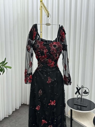 فستان سهرة اسود بتطريز احمر