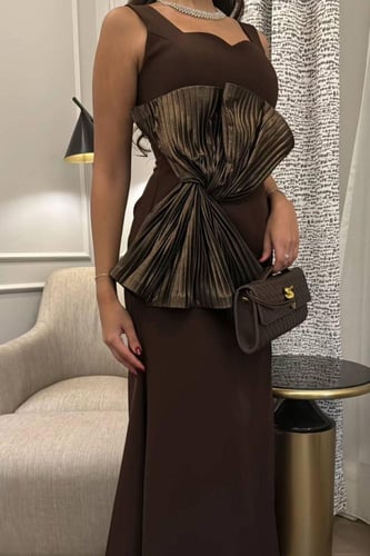 فستان بني مميز بفيونكة في الامام