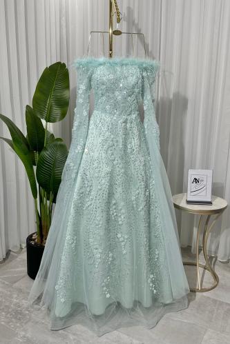 فستان سهرة تيفاني بلمسات من الريش