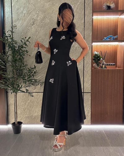 فستان اسود ناعم بلمسات تطريز