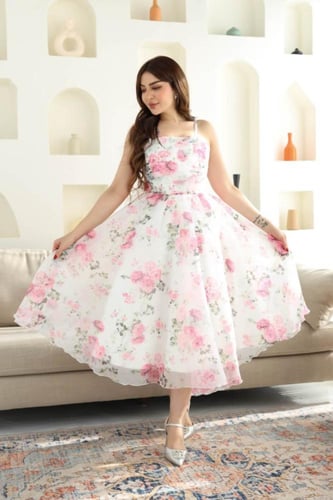 فستان ميدي مورد باللون الوردي