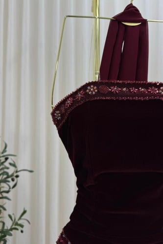 فستان سهرة عودي بتطريز ناعم