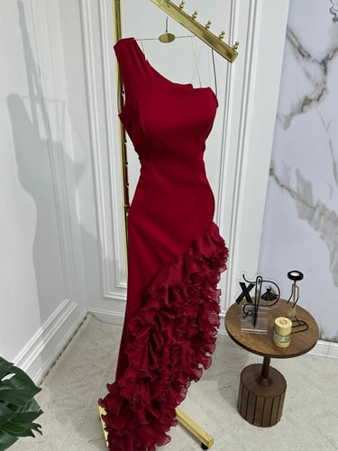 فستان انيق بفتحة مزينة بقماش بليسيه