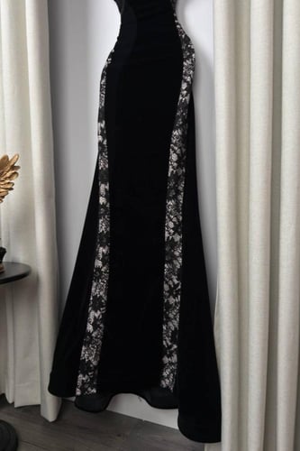 فستان سهرة اسود من الجوخ بلمسات دانتيل